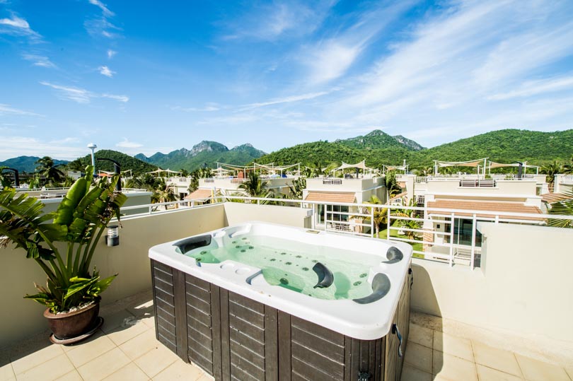 villa with jacuzzi